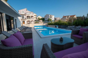 Apartmani Vila Lavanda II with heated pool
